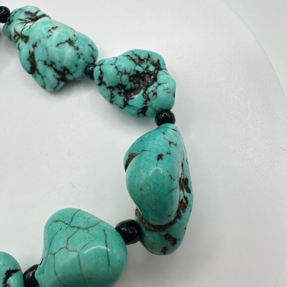 Chunky dyed howlite turquoise semiprecious beads beaded stretchy 8" bracelet - Picture 5 of 6